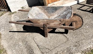 Antica carriola in legno da muratore
