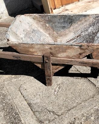 Antica carriola in legno da muratore