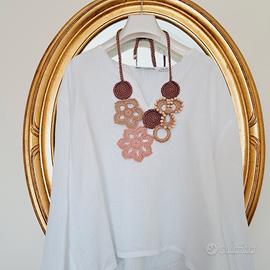 collana lavorata all'uncinetto 