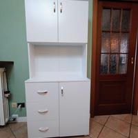 Credenza da cucina bianca con tre cassetti e ante