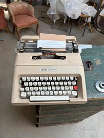 Macchine da scrivere Olivetti in blocco