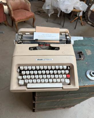 Macchine da scrivere Olivetti in blocco