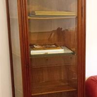 Vetrina in legno scolpito