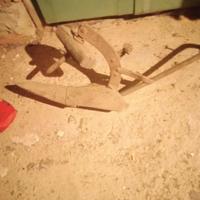 Aratro antico con solcatore