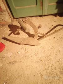 Aratro antico con solcatore