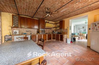 CASA LUMINOSA CON GIARDINO PRIVATO, MANSARDA E BOX