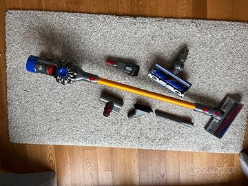 Dyson V8 Cordless con tutti i suoi Accessori
