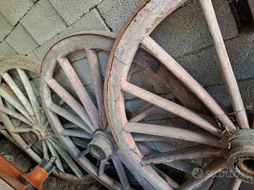 Antiche ruote di carro legno e ferro