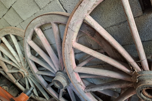 Antiche ruote di carro legno e ferro
