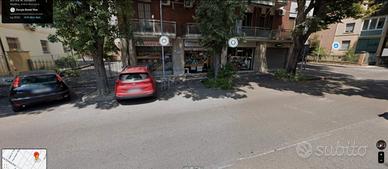 Locale commerciale una vetrina fronte strada