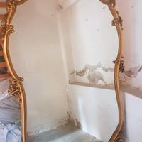 Grande specchio con cornice dorata