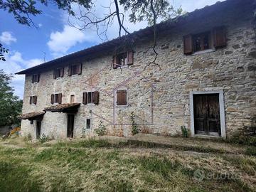 Rustico / Casale di 977 m² con più di 5 locali e b