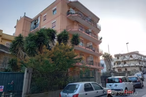 Svincolo gazzi,4 vani e servizi con posto auto