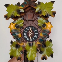 Orologio a cucù tradizionale intagliato a mano