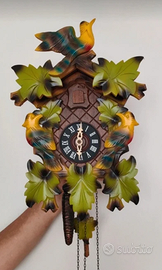 Orologio a cucù tradizionale intagliato a mano