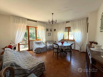 Appartamento di 230 m² con 4 locali e posto auto a