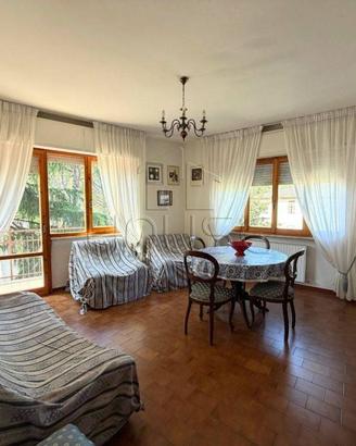 Appartamento di 230 m² con 4 locali e posto auto a