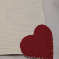 Segnalibro a forma di cuore realizzato in feltro