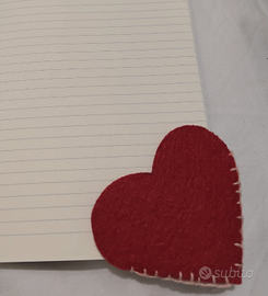 Segnalibro a forma di cuore realizzato in feltro