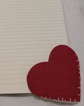 Segnalibro a forma di cuore realizzato in feltro