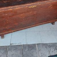 antica panca color  nero particolare 