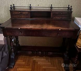 scrivania in legno