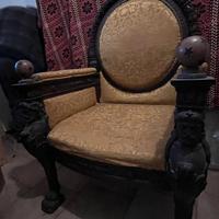 Poltrona particolare  in legno intagliato