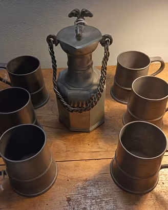 Caraffa e boccali da birra di peltro artigianale