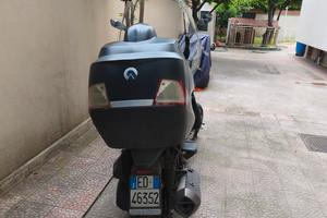 Scooter con tettuccio 