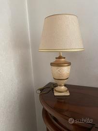 Lampada da tavolo classica con paralume