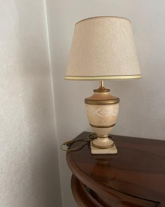 Lampada da tavolo classica con paralume
