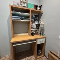 Scrivania in legno con libreria e lavagna