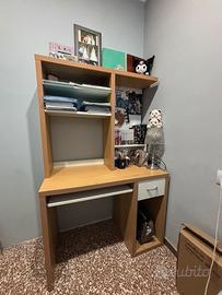 Scrivania in legno con libreria e lavagna