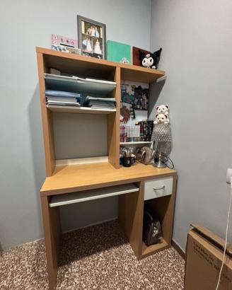 Scrivania in legno con libreria e lavagna
