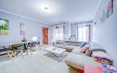 Appartamento tre locali doppi servizi con terrazzo