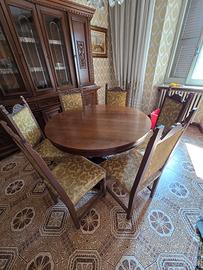 Tavolo in legno con sedie