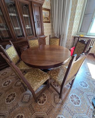 Tavolo in legno con sedie
