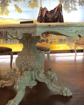 Tavolo ovale antico con trattamento shabbe chic