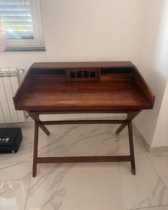 Scrivania, sedia e tavolino