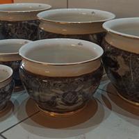 vasi in ceramica di castelli, colonna e lampada.