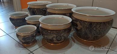 vasi in ceramica di castelli, colonna e lampada.