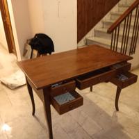Scrivania in legno.