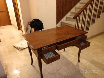 Scrivania in legno.