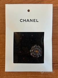 bottone originale Chanel con campione in tessuto