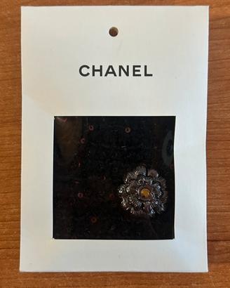bottone originale Chanel con campione in tessuto