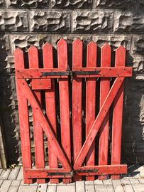 Cancelletto pedonale in legno a due ante.