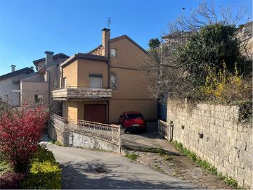 SCHIERA DI TESTA CON GAIRDINO, CORTILE E TERRAZZA