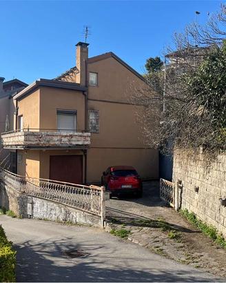 SCHIERA DI TESTA CON GAIRDINO, CORTILE E TERRAZZA