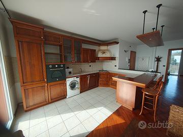 CUCINA ARTIGIANALE IN CILIEGIO 4X3 CON PENISOLA