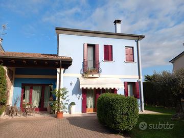 Casa bifamigliare con ampio giardino, tettoia